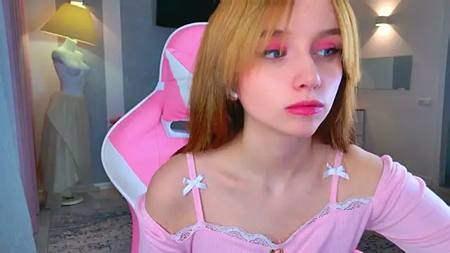 b4by LoL1 online show from December 5, 12:15 pm