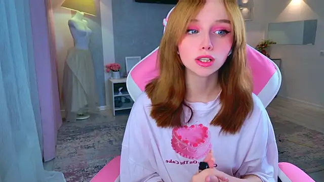 b4by LoL1 online show from December 3, 11:31 am