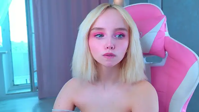 b4by LoL1 online show from April 3, 6:20 am