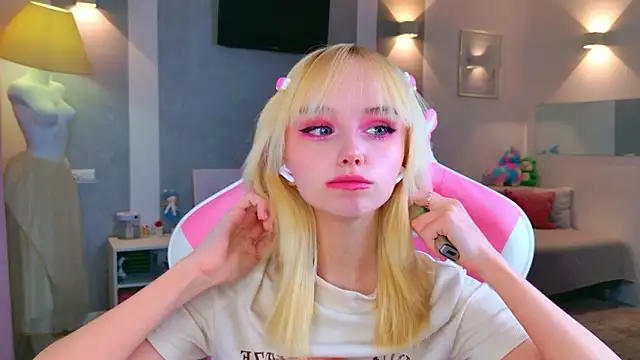 b4by LoL1 online show from February 22, 2:41 pm