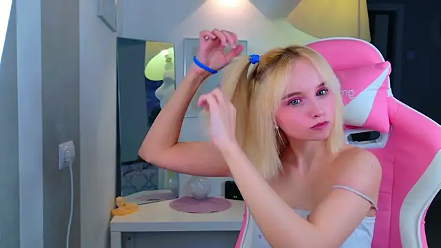 b4by LoL1 online show from April 11, 12:31 pm