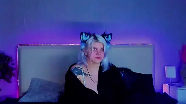 JoannLowe online show from February 27, 11:59 pm