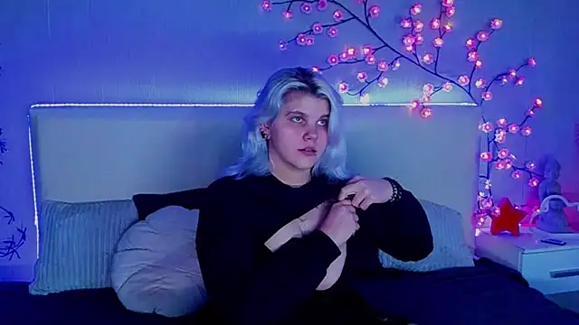 JoannLowe online show from December 3, 8:52 pm