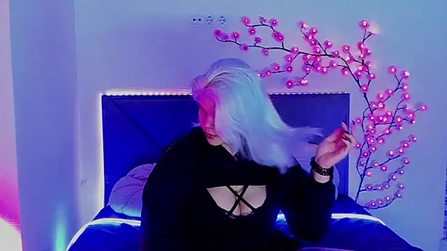 JoannLowe online show from April 17, 7:28 pm