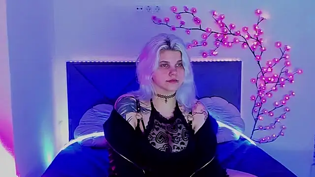 Snapshot of JoannLowe chatting on May 14, 7:33 pm JoannLowe online show from May 14, 7:33 pm