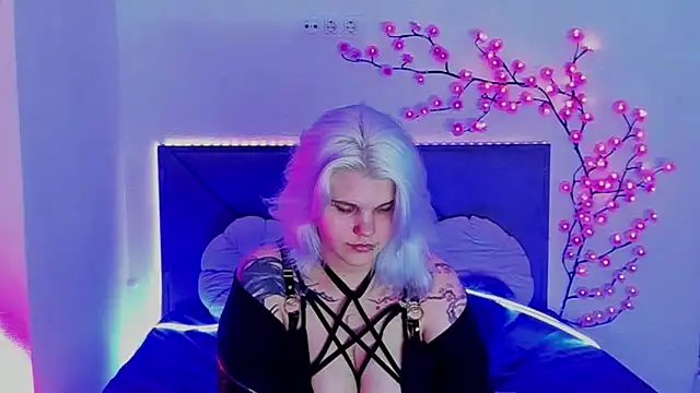 JoannLowe online show from April 18, 7:07 pm