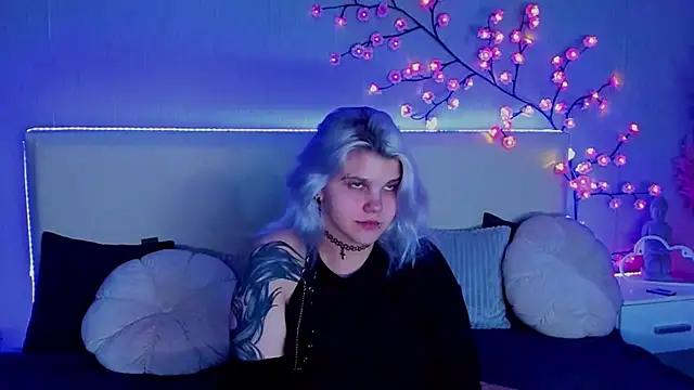 JoannLowe online show from September 30, 8:15 pm