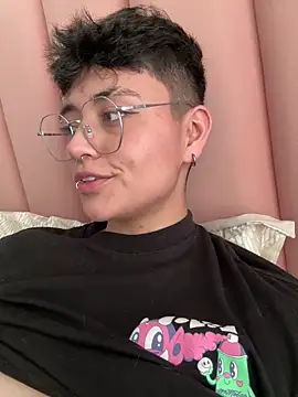 Ashley Chriss online show from February 9, 10:00 pm