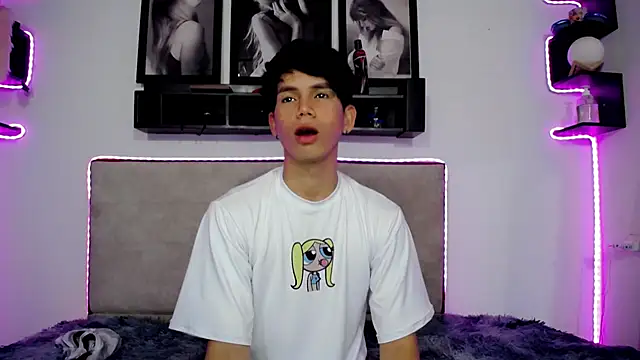 Snapshot of Tayson_Rivers chatting on December 7, 2:25 am Tayson Rivers online show from December 7, 2:25 am