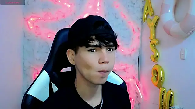 Snapshot of Tayson_Rivers chatting on October 1, 11:19 pm Tayson Rivers online show from October 1, 11:19 pm