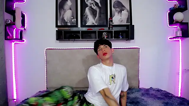 Snapshot of Tayson_Rivers chatting on December 6, 11:19 pm Tayson Rivers online show from December 6, 11:19 pm