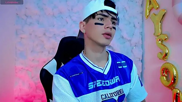 Snapshot of Tayson_Rivers chatting on October 16, 9:34 pm Tayson Rivers online show from October 16, 9:34 pm