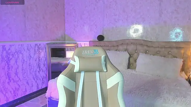 VICTORIA HOUSTON online show from October 28, 1:43 pm