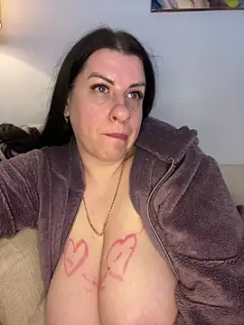 Snapshot of Evelinia chatting on February 17, 1:33 pm Evelinia online show from February 17, 1:33 pm