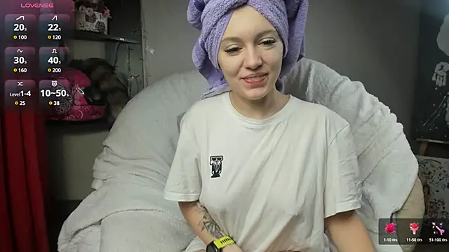 Snapshot of foxy_blond chatting on February 25, 3:42 am foxy blond online show from February 25, 3:42 am