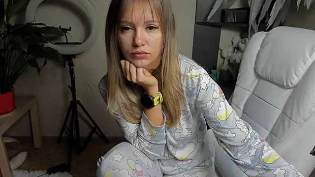 Snapshot of foxy_blond chatting on September 18, 12:13 am foxy blond online show from September 18, 12:13 am