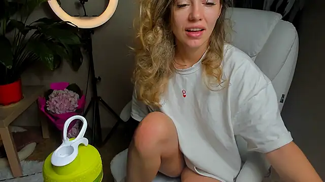 Snapshot of foxy_blond chatting on October 6, 12:23 am foxy blond online show from October 6, 12:23 am