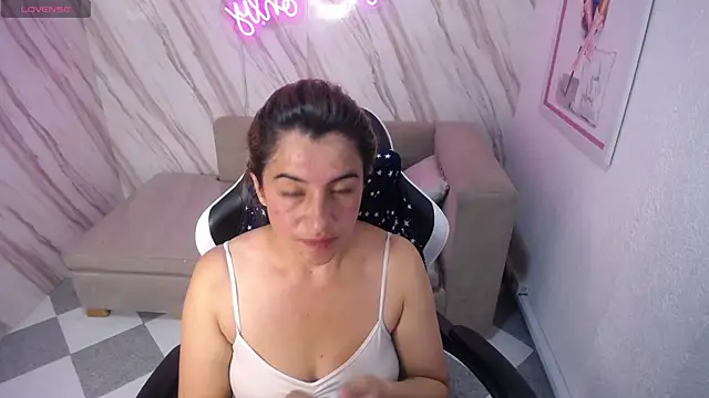 Snapshot of Valerie_b chatting on February 19, 7:37 pm Valerie b online show from February 19, 7:37 pm