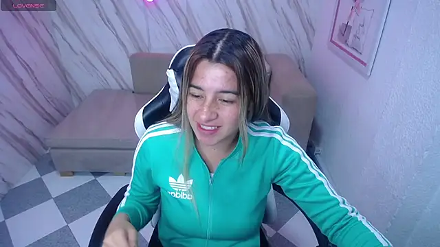 Snapshot of Valerie_b chatting on February 13, 3:07 am Valerie b online show from February 13, 3:07 am