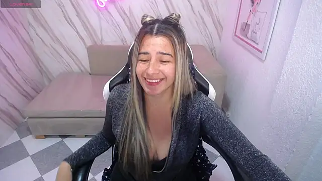 Snapshot of Valerie_b chatting on February 18, 3:10 am Valerie b online show from February 18, 3:10 am