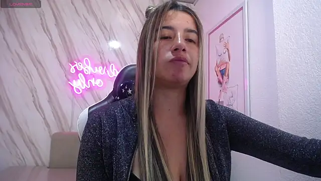 Snapshot of Valerie_b chatting on February 18, 6:15 am Valerie b online show from February 18, 6:15 am