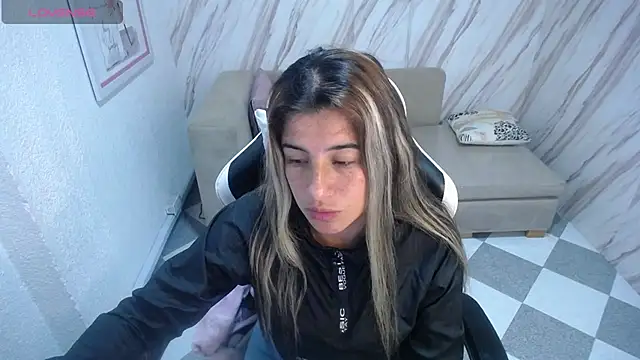 Snapshot of Valerie_b chatting on February 23, 4:50 am Valerie b online show from February 23, 4:50 am