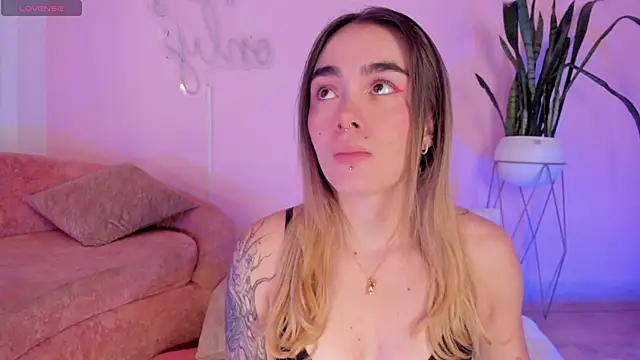 Snapshot of Lucy_Vega chatting on November 1, 4:30 am Lucy Vega online show from November 1, 4:30 am