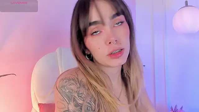 Snapshot of Lucy_Vega chatting on November 10, 5:01 am Lucy Vega online show from November 10, 5:01 am