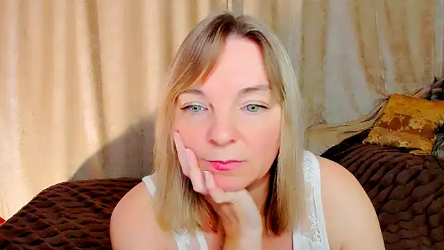 Snapshot of Regina__blue chatting on November 16, 3:39 pm Regina blue online show from November 16, 3:39 pm