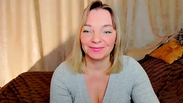 Snapshot of Regina__blue chatting on October 31, 2:24 pm Regina blue online show from October 31, 2:24 pm