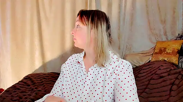 Snapshot of Regina__blue chatting on December 4, 3:11 pm Regina blue online show from December 4, 3:11 pm