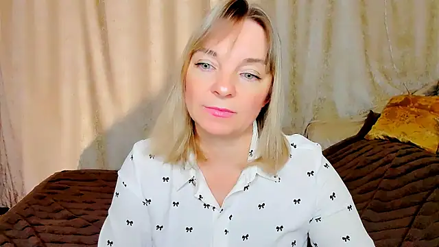 Snapshot of Regina__blue chatting on November 2, 2:33 pm Regina blue online show from November 2, 2:33 pm