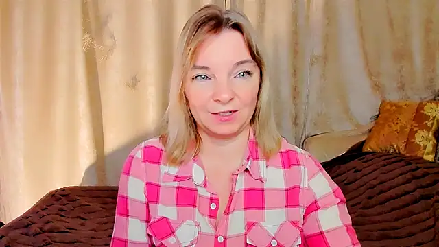 Snapshot of Regina__blue chatting on October 27, 3:24 pm Regina blue online show from October 27, 3:24 pm