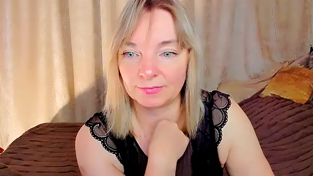 Snapshot of Regina__blue chatting on November 1, 9:52 pm Regina blue online show from November 1, 9:52 pm