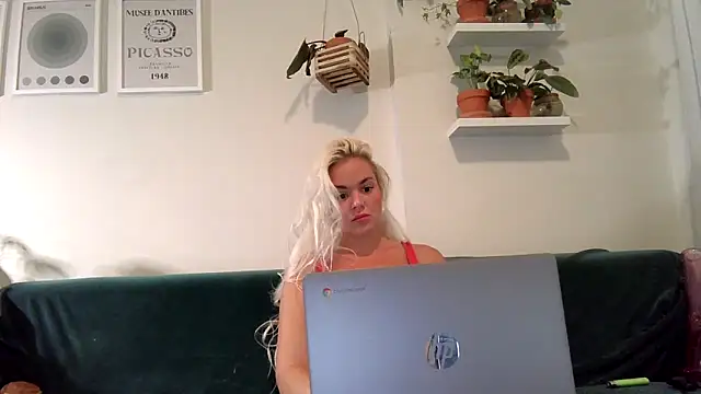 Snapshot of badblondebunny chatting on March 1, 1:22 am badblondebunny online show from March 1, 1:22 am