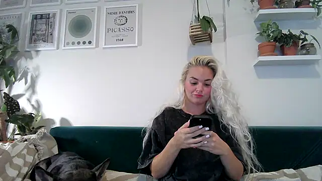 Snapshot of badblondebunny chatting on February 22, 12:05 am badblondebunny online show from February 22, 12:05 am
