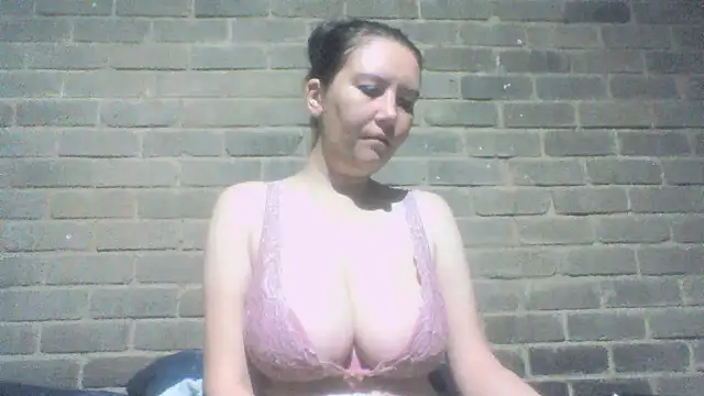 Snapshot of EksJouneMwah chatting on November 7, 7:24 am EksJouneMwah online show from November 7, 7:24 am