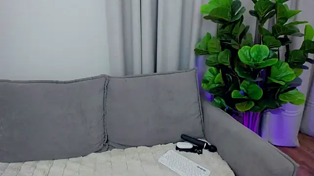 Snapshot of sexyangeloux chatting on November 9, 9:19 pm sexyangeloux online show from November 9, 9:19 pm