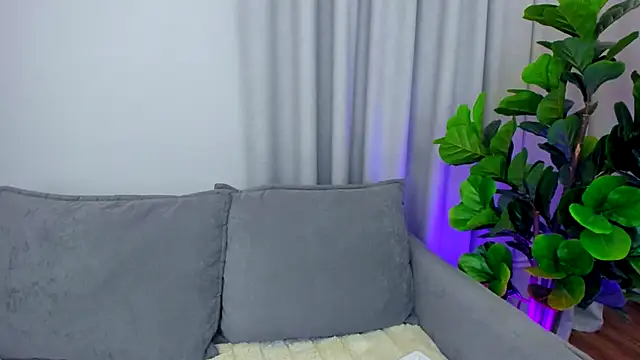 Snapshot of sexyangeloux chatting on September 17, 9:06 pm sexyangeloux online show from September 17, 9:06 pm