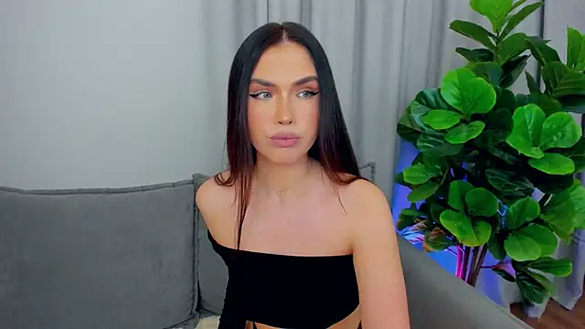 Snapshot of sexyangeloux chatting on October 28, 10:20 pm sexyangeloux online show from October 28, 10:20 pm