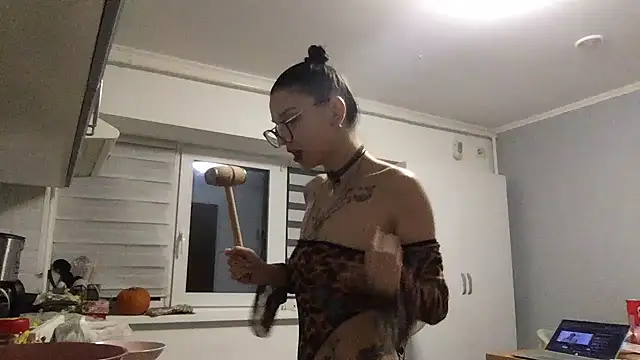 MoonAgnes online show from November 17, 4:33 pm