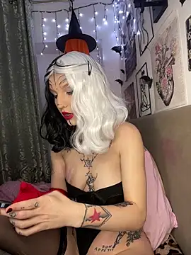 MoonAgnes online show from February 6, 3:52 pm