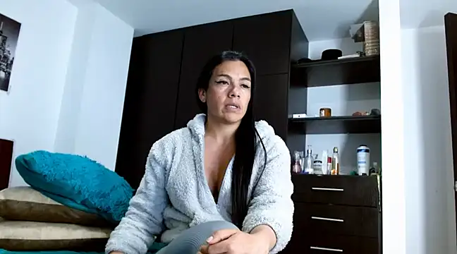chicafitcaliente online show from February 17, 11:54 pm
