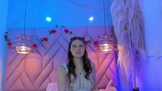 Snapshot of AngelaaCute_ chatting on February 19, 3:49 pm AngelaaCute online show from February 19, 3:49 pm