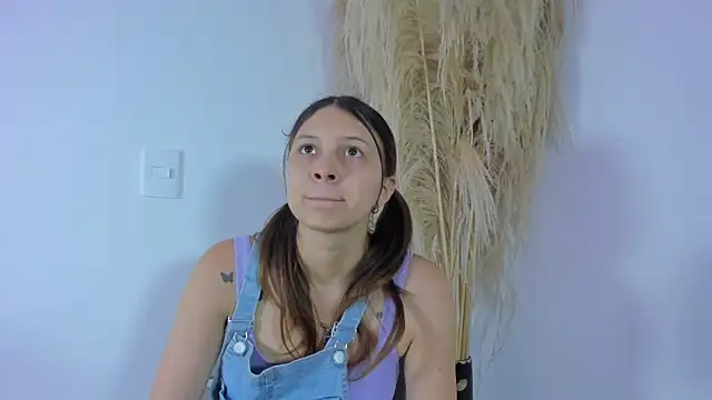 Snapshot of AngelaaCute_ chatting on March 5, 12:11 pm AngelaaCute online show from March 5, 12:11 pm
