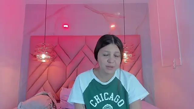 Snapshot of AngelaaCute_ chatting on June 6, 12:10 pm AngelaaCute online show from June 6, 12:10 pm