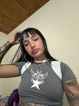 Snapshot of Sweet-bunny1 chatting on April 26, 1:47 am Sweet-bunny1 online show from April 26, 1:47 am
