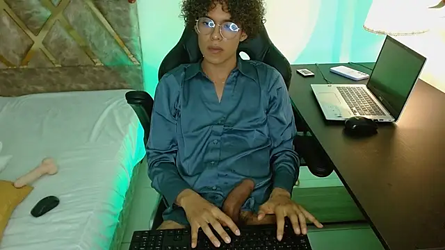 Snapshot of nickolas_moon chatting on December 30, 12:11 am nickolas moon online show from December 30, 12:11 am