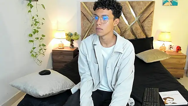 Snapshot of nickolas_moon chatting on October 29, 9:03 pm nickolas moon online show from October 29, 9:03 pm