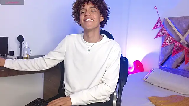 Snapshot of nickolas_moon chatting on February 17, 9:00 pm nickolas moon online show from February 17, 9:00 pm